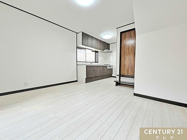 【DK9.5帖】クロス（全室）、フローリングは張り替えを行いました。白を基調としたフローリングと内装が空間をより広く明るく演出します。