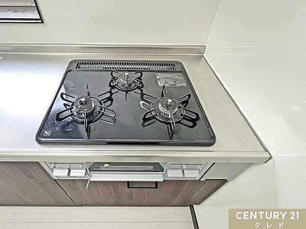 【調理時間を大幅に短縮できる3口コンロです】毎日使う場所だからこそ、新品のモデルを使用することにより安全性や機能性、快適さを実感。専用プレートを使えばグリルでの料理の幅も広がります。