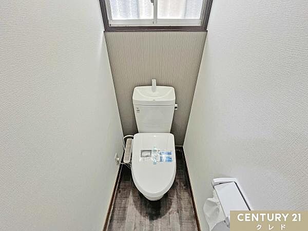 【ウォシュレットトイレ新規交換】直接肌の触れるトイレも新規交換しました。洗浄便座付きのトイレは様々な機能によって快適性も高まります。