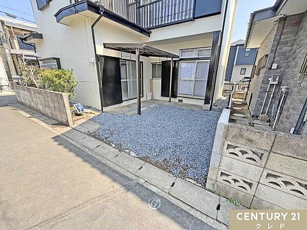 道路から直接アクセス可能なフラットな配置のカースペース1台分を確保（車種による）。屋根の下部分には自転車を置く事もできます。