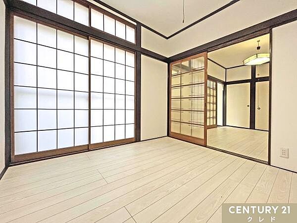 【洋室4.5帖】和室だった空間は和と洋の融合したモダンな雰囲気を楽しめます。客間などにも使用でき、インテリアのコーディネートも楽します。