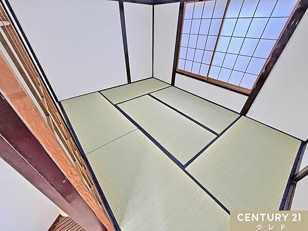 和室は障子と襖を新規交換、畳の表替えを行いました。子育て・高齢者にも適した室内は2世帯、3世帯のご家族のライフスタイルに合わせて使えます。