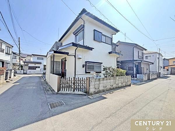 東武東上線「鶴ヶ島」駅から徒歩19分、広谷小学校まで徒歩10分の子育てもしやすい立地。北西角地に位置するお住まいは陽当たりも良好です。