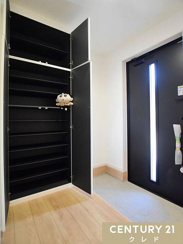 玄関には大容量のシューズボックスを完備。土間収納も備えており収納も豊富。ご家族の靴はもちろん、玄関周りのアイテムをスッキリと片付けられます。