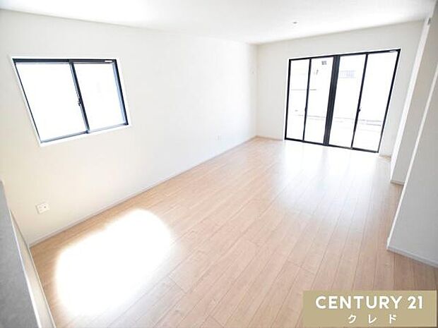 【LDK22.8帖】南西側に開口部を設けたリビングは、明るい光がたっぷりと入る居心地の良い空間。ご家族みんなが自然体で心地良く過ごすことができます。