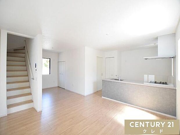 【LDK22.8帖】人気のリビング階段と対面式キッチンを組み合わせた、家族の絆が深まるLDK。「ただいま」「おかえり」の声が自然と響く、温かい空間設計です。