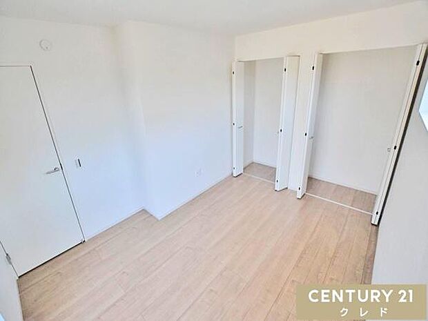 【洋室6.8帖】壁一面に設けられた2つのクローゼットが魅力。衣類や荷物をたっぷりと収納できるため、お部屋を広々と使えます。主寝室としてもおすすめの、明るく開放的な空間です。