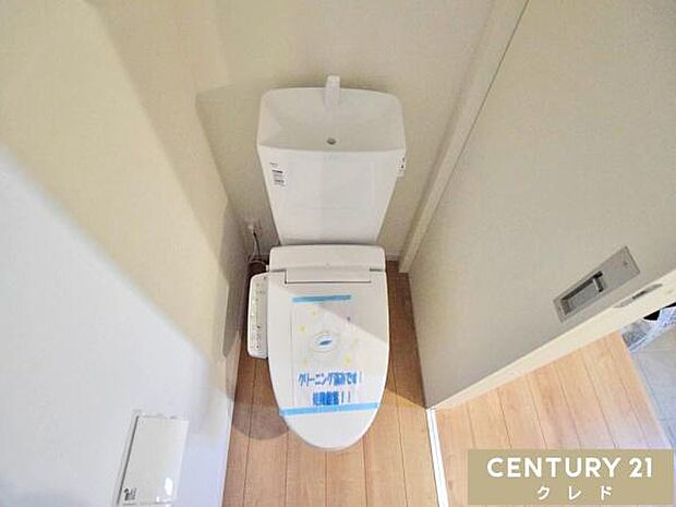 快適性と衛生面を兼ね備えたウォシュレット機能付きトイレ。お手入れもしやすく、清潔な状態を保ちやすいのも魅力です。