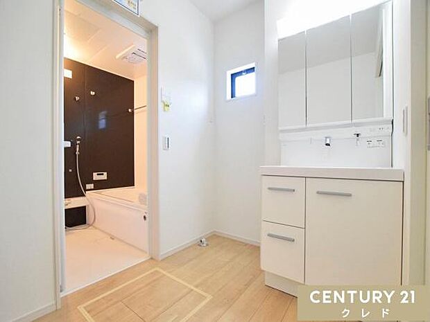 収納豊富な三面鏡化粧台。三面鏡裏や足元の引き出しなど収納スペースが充実しており、小物類もすっきり片付きます。