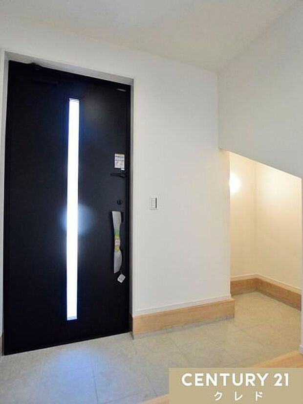 玄関には便利な土間収納付き。ベビーカーや三輪車、お子様の外遊び道具なども、泥汚れを気にせずそのまま収納できます。