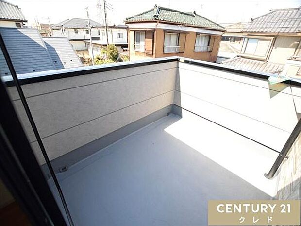 お日様の光がたっぷり降り注ぐ南西向きバルコニー。洗濯物を干すだけでなく、ちょっとしたガーデニングを楽しんだり、椅子を置いてくつろいだりと、多彩に活用できます