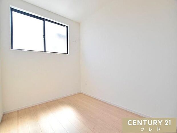 【洋室3.7帖】3.7帖のコンパクトな洋室は、デスクを置いて書斎やワークスペースとしてなど、ライフスタイルに合わせて多目的に使える便利な一室です。