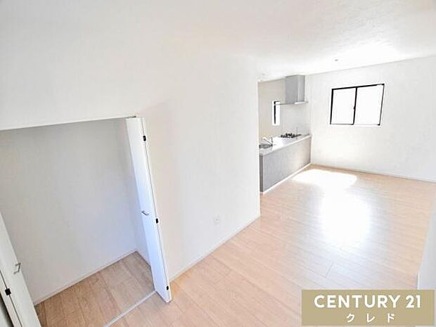 リビングは18.4帖LDKと4.4帖洋室に分けることも可能。ご家族の成長やライフスタイルの変化に合わせて間取りを変更できるフレキシブルな住まいです。