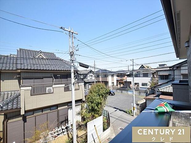 バルコニーからの眺望です。晴れた日には青空が広がり、心地よい風に包まれながら、ゆったりとした時間をお過ごしいただけます。