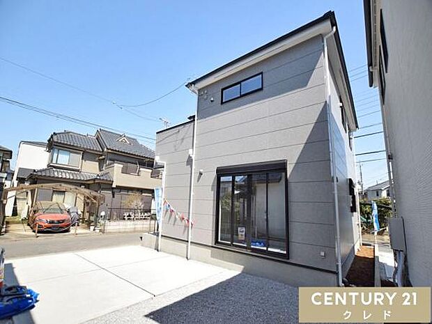 東武東上線「川越市」駅徒歩15分、JR川越線「西川越」駅徒歩13分。泉小学校まで徒歩5分で、お子様の通学も安心の距離です。教育施設が身近に揃う、子育て世代に嬉しい住環境が魅力の物件です。