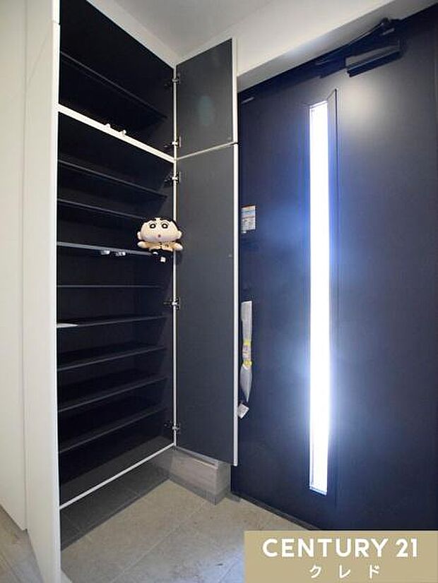 天井まで届く大容量のシューズボックスを完備。ご家族の靴はもちろん、散らかりがちな玄関周りのアイテムもたっぷり収納でき、いつでもスッキリ保てます。