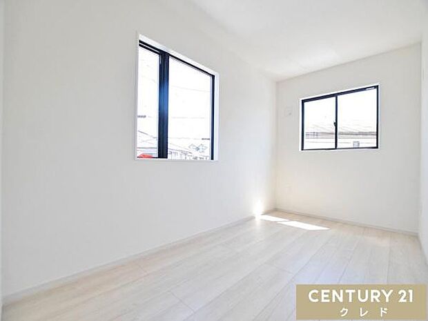 【洋室5.6帖】ホワイト×木目調の明るく清潔感のある洋室。シンプルで使いやすいお部屋はお子様のお部屋としても長く使うことができます。