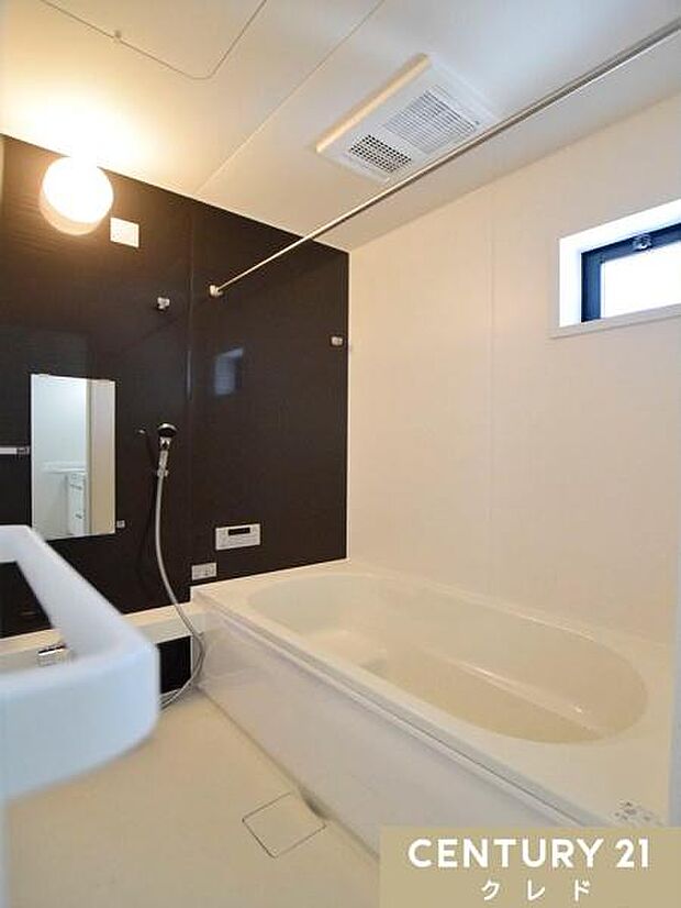 節水もできるベンチタイプの浴槽を採用。お子様とのお風呂の時も安心。ゆったりと半身浴を楽しんだりと、好みの入浴方法を満喫できます。