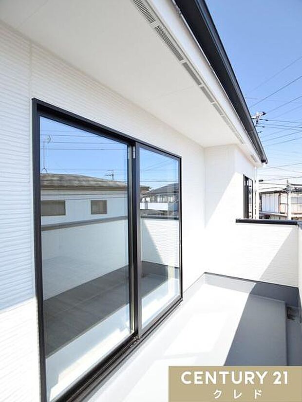 一日を通して陽光が心地よく降り注ぐ、南東向きバルコニー。洗濯物が乾きやすいのはもちろん、室内にも明るい自然光が差し込みます。