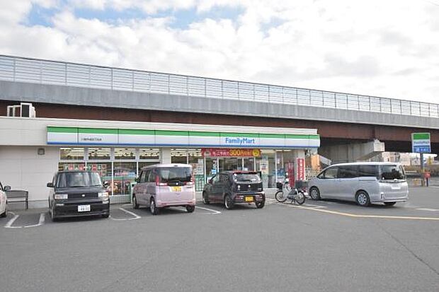 ファミリーマート 川越今成四丁目店まで384m