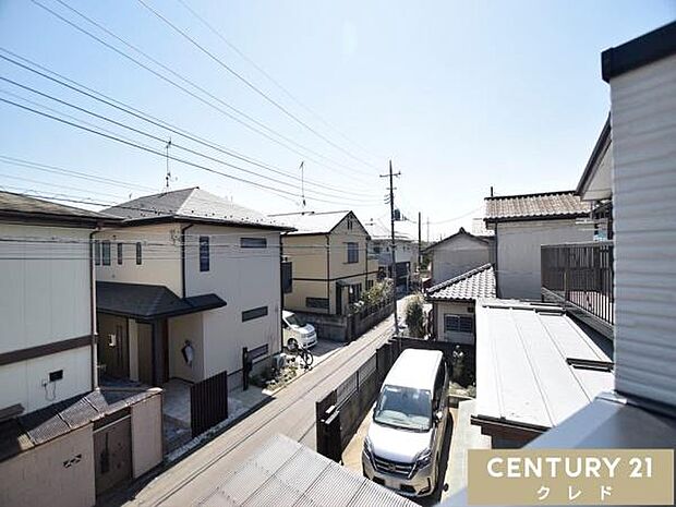 バルコニーからの眺望です。晴れた日には青空が広がり、心地よい風に包まれながら、ゆったりとした時間をお過ごしいただけます。