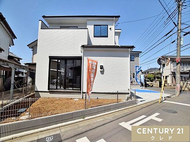 東武東上線「川越市」駅徒歩15分、JR川越線「西川越」駅徒歩13分。泉小学校まで徒歩5分で、お子様の通学も安心の距離です。教育施設が身近に揃う、子育て世代に嬉しい住環境が魅力の物件です。