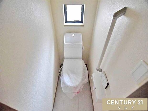 窓から自然光が入り、明るく爽やかな印象のトイレです。温水洗浄便座付きで毎日快適。お手入れもしやすく、清潔な状態を保ちやすいのも魅力です。