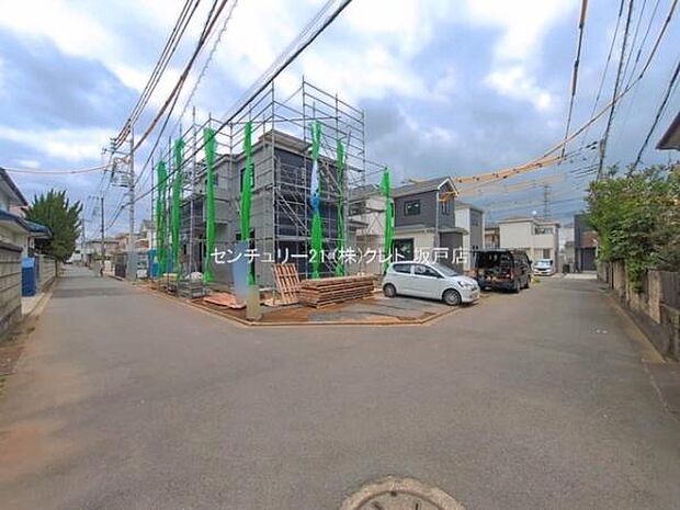 新宿小学校まで徒歩8分。お子様も無理なく通える安心の距離感で、子育て世帯にうれしいロケーション。朝ゆったりと余裕を持った時間を確保できるのも嬉しいですね。