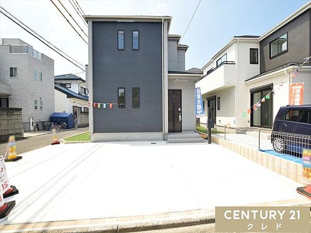 敷地内には2台駐車可能なカースペース付き。毎日の通勤やお子様の送り迎えなど、車移動がメインの方にも嬉しいですね。