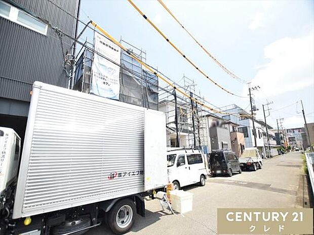 西武新宿線「南大塚」駅徒歩約4分の好立地。通勤・通学に便利な住環境に、カースペース2台分（車種による）を確保したゆとりある新築分譲住宅です。