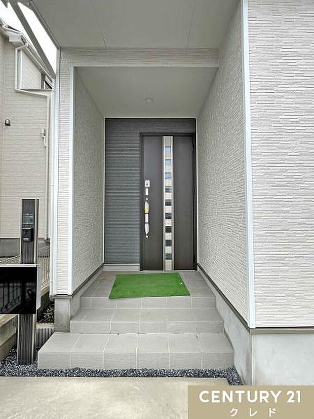 屋根付きの玄関ポーチは、雨の日のお出かけも安心。傘の開閉や鍵の操作もしやすく、お子様と一緒の外出や荷物の多い日にも便利な、家族みんなに嬉しい住まいです。