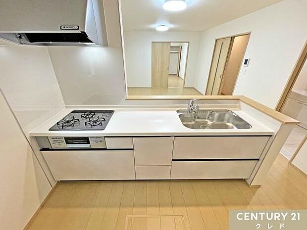 収納豊富なシステムキッチンは動線にゆとりを作り、住空間を広く確保。大人2人が並んでもゆとりのある広さで、毎日の家事の時間も快適に。お子さまの「やってみたい!」にも、笑顔で応えたくなる空間です