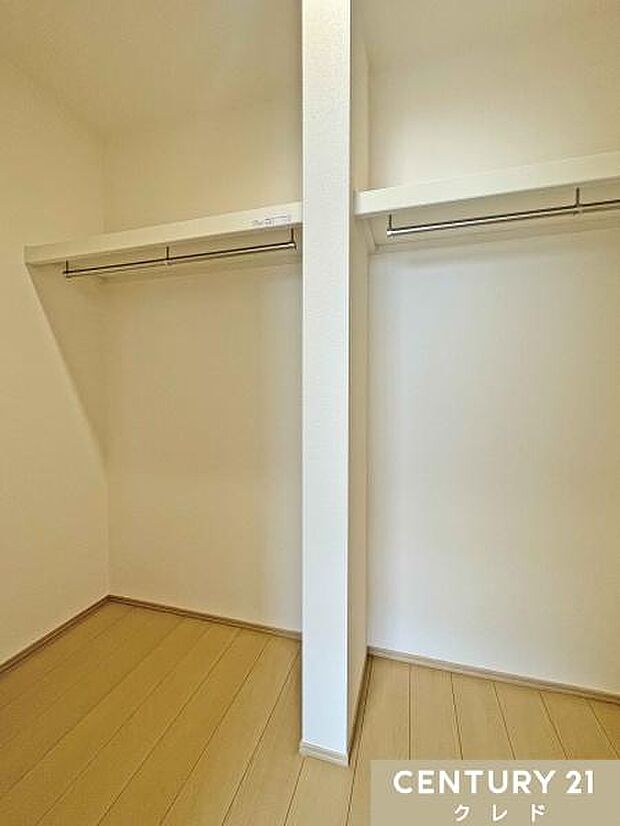 【洋室7.25帖】シーズン物のアウターから小物類まで、衣類もたっぷり収納できる、洋服好きにも嬉しい大容量のウォークインクローゼット。毎日のお洋服選びも楽しみになりそうですね。
