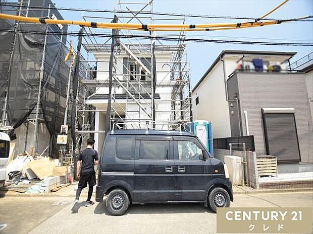 西武新宿線「南大塚」駅徒歩約4分の好立地。通勤・通学に便利な住環境に、カースペース2台分(車種による)を確保したゆとりある新築分譲住宅です。