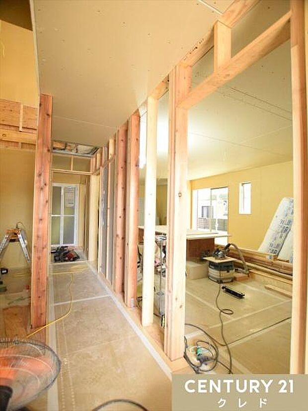 外壁・室内工事ともに順調に進んでいます。完成に向けて着々と工事が進み、住まいの全体像が見えてきました。ぜひ現地でご確認ください。