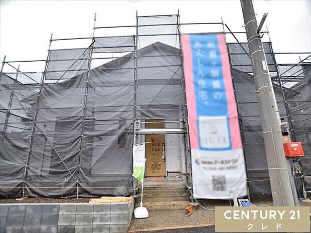 上棟し、建物の全体像が見えてきました。実際のお部屋に差し込む光の入り方や、窓からの風通しなどを現地でご確認いただけます。ぜひ一度ご見学ください。