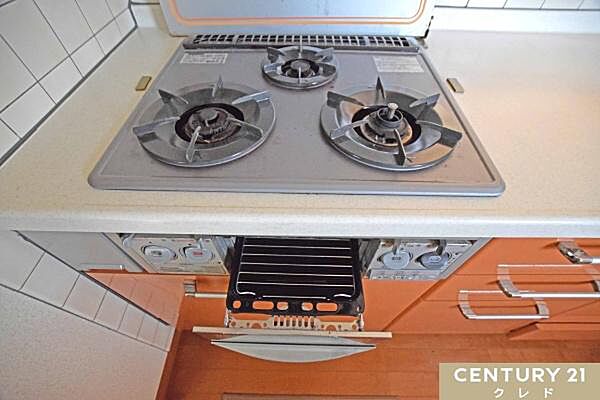 時短にもなる3口コンロを採用！焼く・蒸す・煮るの工程を同時進行で進めることができ、凝った料理もまとめて作ることが出来ます。