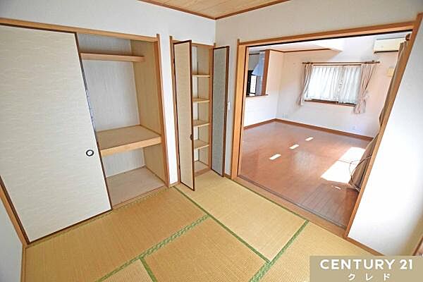 【和室4.5帖】リビングの続き間は小さなお子様の遊び場、来客用のゲストルームなど多目的に使えます。押入れ付きでお布団も仕舞えます。