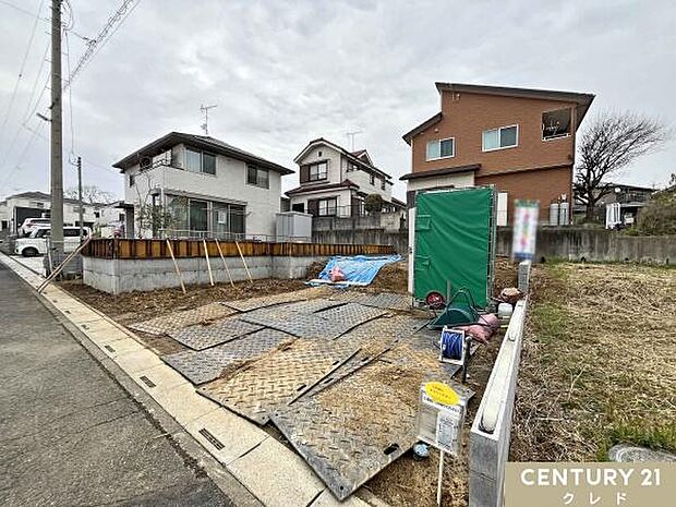 56坪のゆとりある敷地内には、並列3台のお車が駐車可能。南向きの広々としたお庭では、家庭菜園やご家族でBBQも楽しめます。