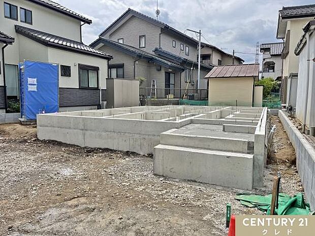 現在基礎の状態です。地盤調査を行った後に、家の面積と同じ大きさの基礎を作ることでしっかりと家を支えます。