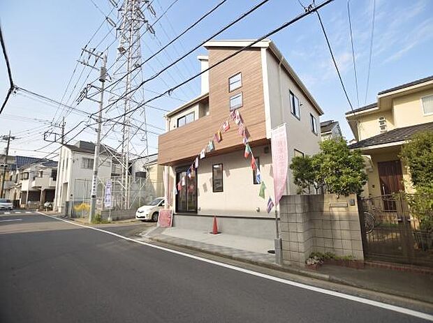 お住まいはカースペース付き!コンクリートで舗装され、雨の日でもぬかるまず車内のきれいも維持できます。周辺環境も含めてご案内します!※CGによる画像加工を行っています