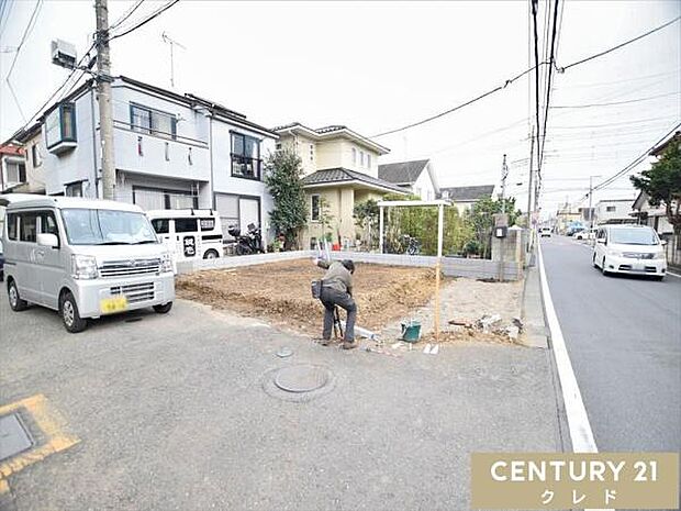 北西4m×南西5.9mの2面道路に面した、陽当たり・風通し良好な立地。前面道路が広く、毎日の車の出し入れもラクラク。