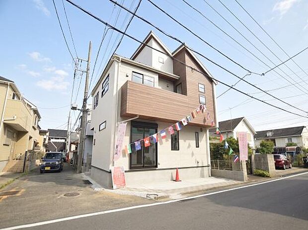 設計・建設住宅性能評価W取得。5.9m×4mの角地に面した新邸は室内に居ても暖かな陽光を感じられます。※CGによる画像加工を行っています