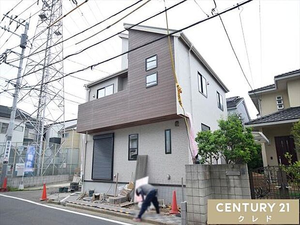 北西4m×南西5.9mの2面道路に面した、陽当たり・風通し良好な立地。前面道路が広く、毎日の車の出し入れもラクラク。
