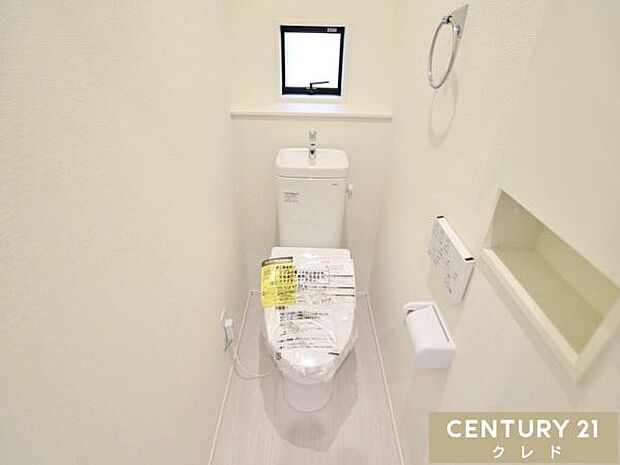 窓から自然光が入り、明るく爽やかな印象のトイレです。温水洗浄便座付きで毎日快適。お手入れもしやすく、清潔な状態を保ちやすいのも魅力です。