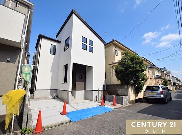 霞ヶ関北小学校まで徒歩12分で、お子様も無理なく通える安心の距離感。スーパーなどの買い物施設も身近に揃い、毎日の暮らしに便利な子育て世帯にうれしい住環境が広がります。