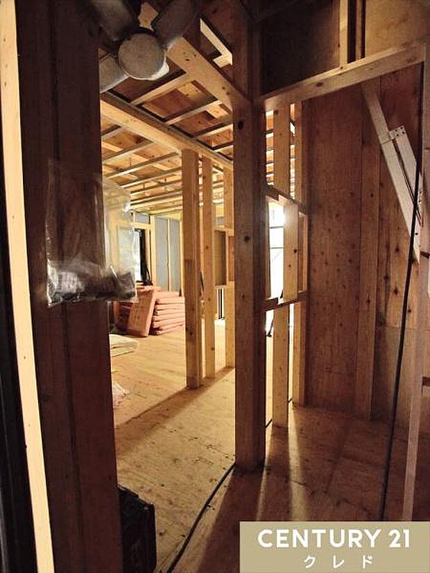 建物の骨組みとなる木工事を行っています。安心の住まいづくりをぜひ現地でご体感ください。