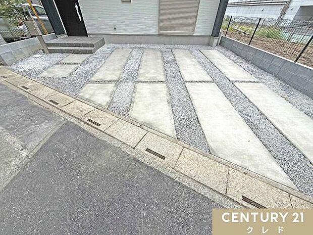 並列2台駐車可能なカースペース付き。来客時や複数台お持ちのご家族も安心！前面道路は車通りが少ないので駐車もスムーズ。
