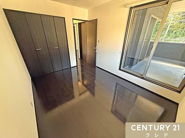 【洋室6帖】高断熱設計で一年中快適！お住まいの中で最も広いお部屋はご夫婦の主寝室におすすめです。カーテンレール標準設置。