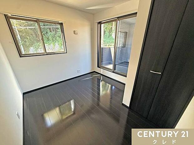 【洋室5帖】お部屋から自然の緑と四季の移ろいを身近に感じられます。落ち着いた住宅地のため、勉強や読書を楽しむのにピッタリ。